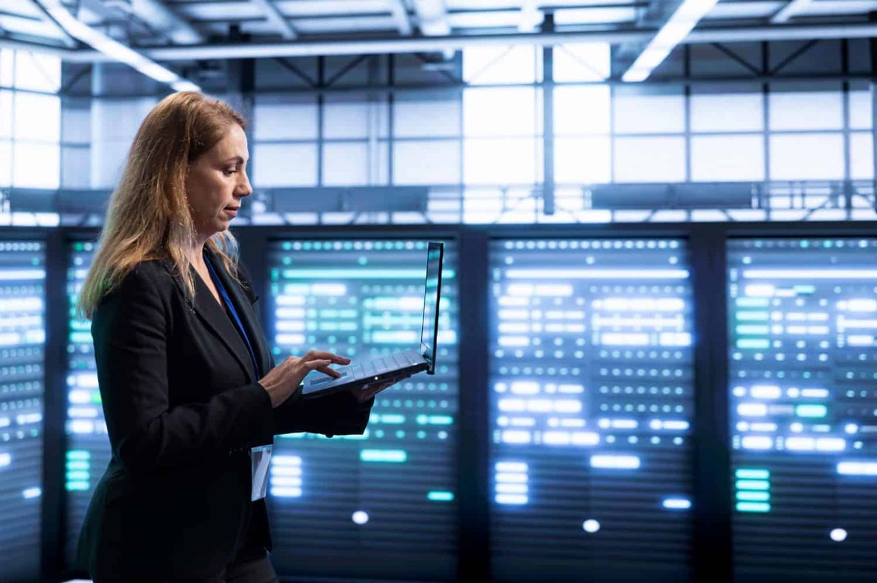 Super Micro Jumps 6%, Dell Climbs 7%, HPE Rises 5% as AI Hardware Rebounds With the NASDAQ