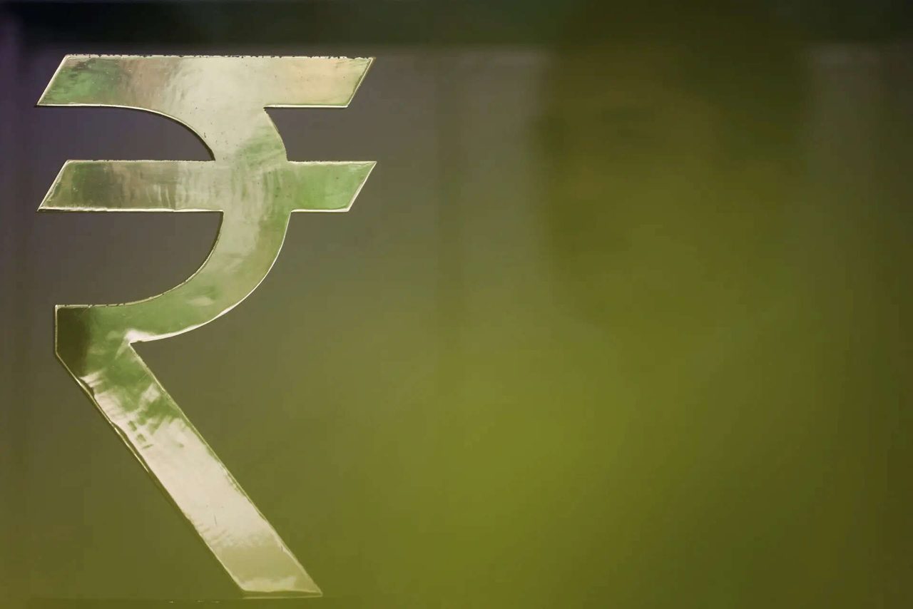 Rupee spins wheels in thin band, shorts await fresh entry points