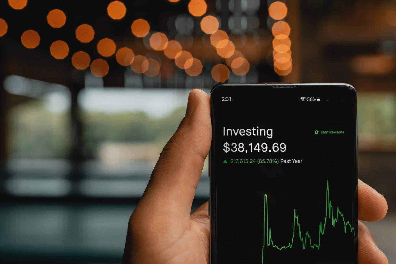 Webull Climbs 7% Ahead of Q2 Earnings, Robinhood Gains 7% on Tokenization Push