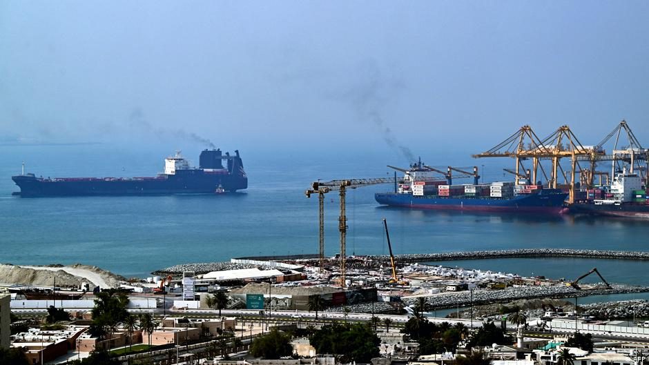 Gulf exporters turn to pipelines as Hormuz risks grow