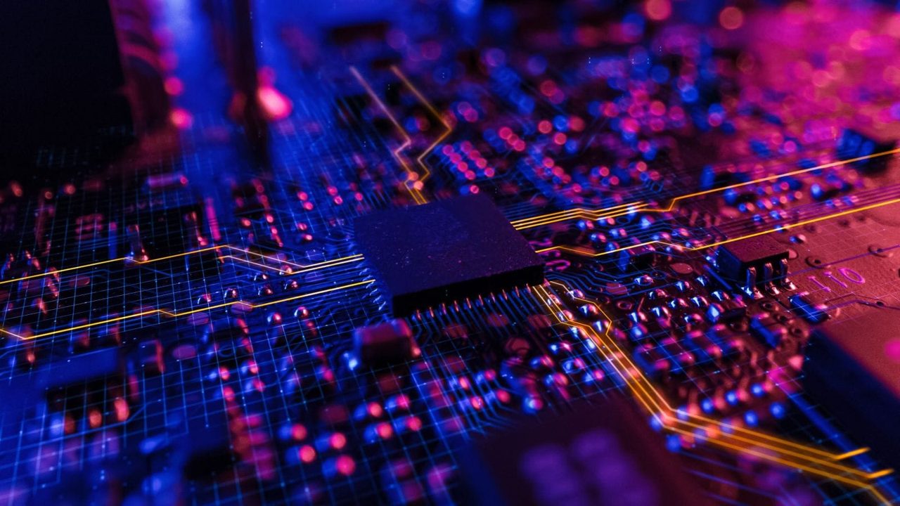 LITE Stock Alert: Analysts See Big Upside Ahead for Lumentum as Trump Aims to Restrict Chinese Data Center Components
