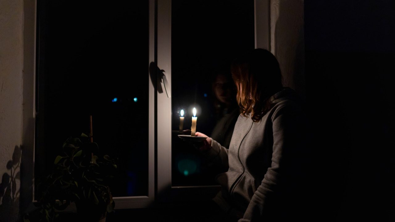 Aging VA power grid flashes warning with flickering across 50% of US triggered by data centers. Protect yourself now