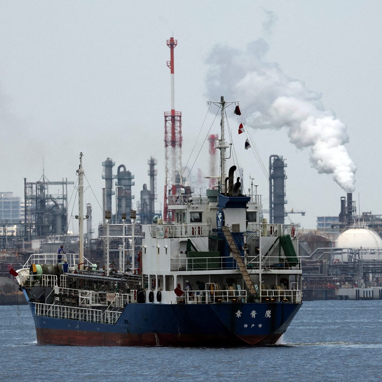Oil Prices Remain Elevated Amid Shipping Traffic Slowdown in Strait of Hormuz