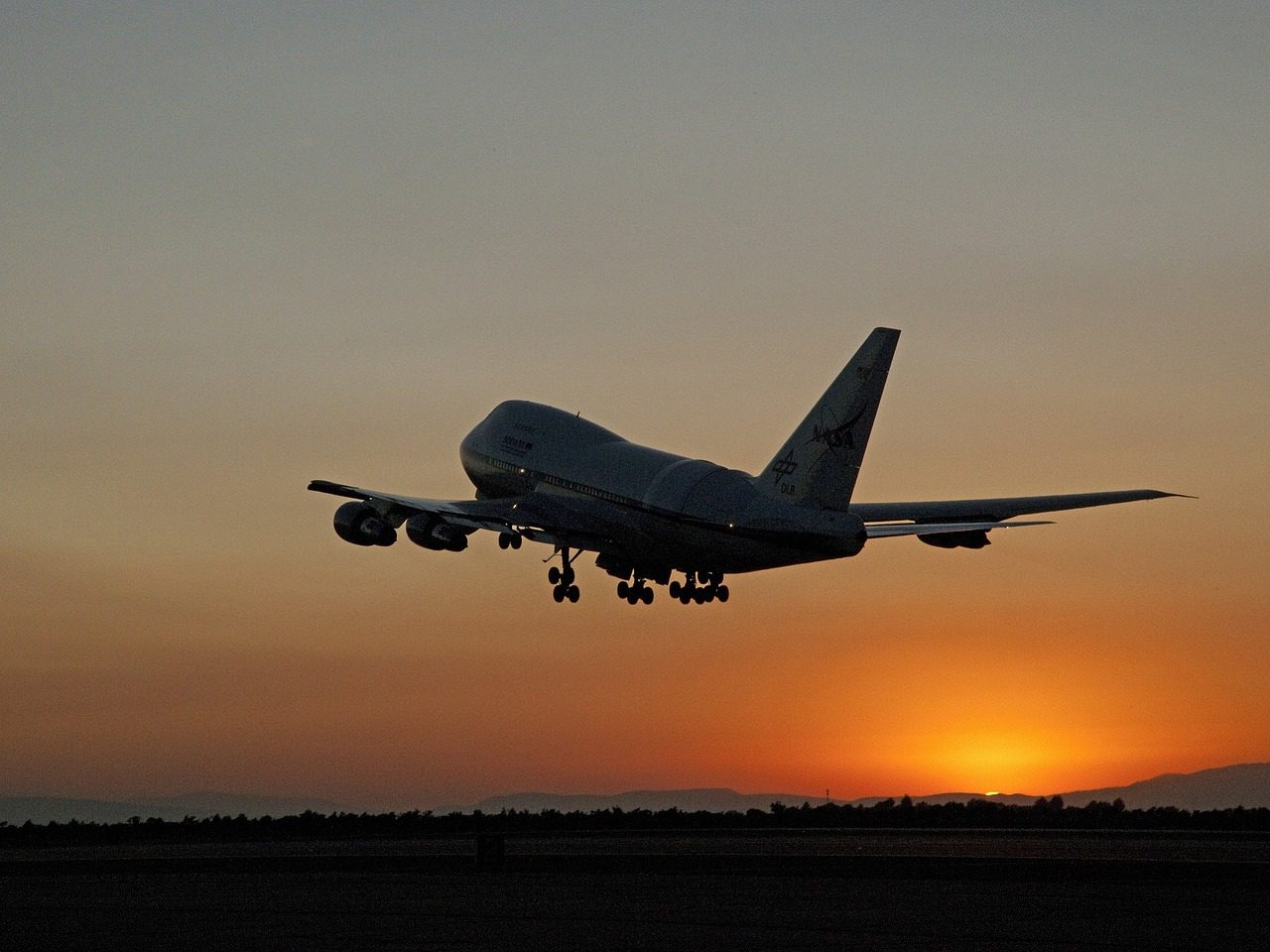 Is AerCap Holdings N.V. (AER) a Better Aviation Investment Than The Boeing Company (BA)?