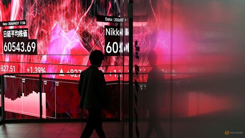 Asia stocks edge higher, oil up amid Gulf confusion