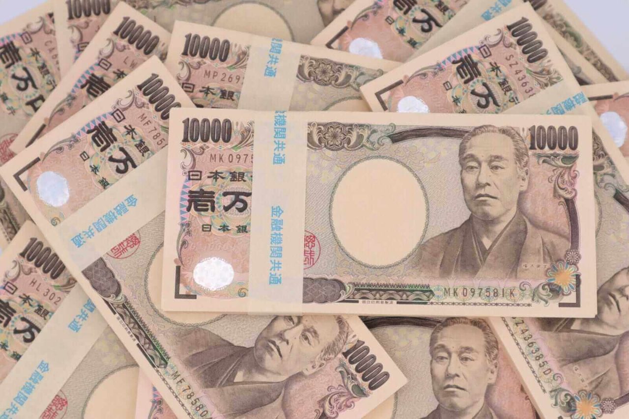 Dollar Sinks as the Yen Soars on Suspected Japanese Intervention