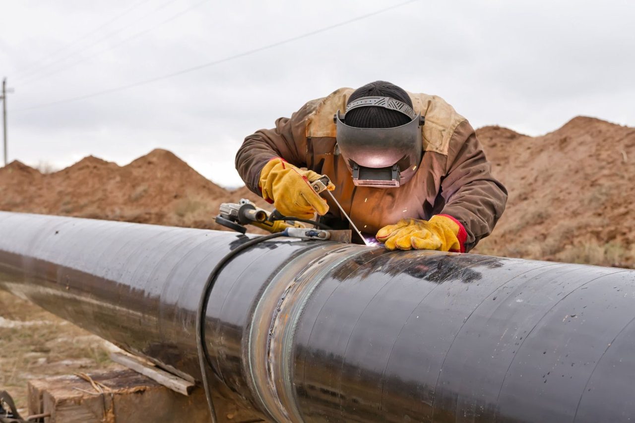 Is This "Boring" Pipeline Stock a Bargain, or Is the 7.4% Yield a Warning Sign? An Honest Look.