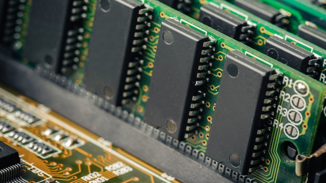 SanDisk Is Down 45% in a Month. Should Memory Investors Switch to Micron or SK Hynix Now?