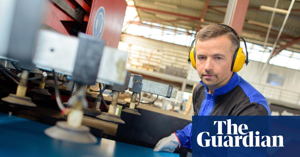 UK pay growth slows as Iran war prompts cost of living squeeze