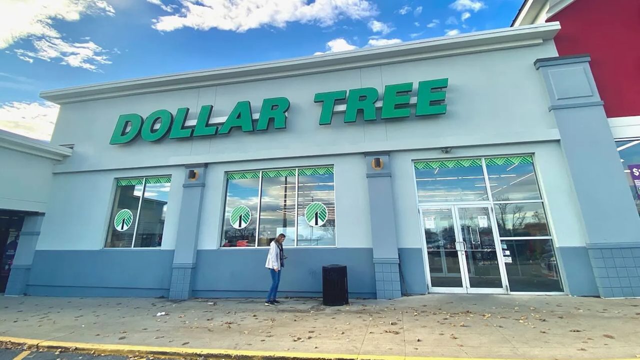 Dollar stores grow sales as grocers grapple with weak results