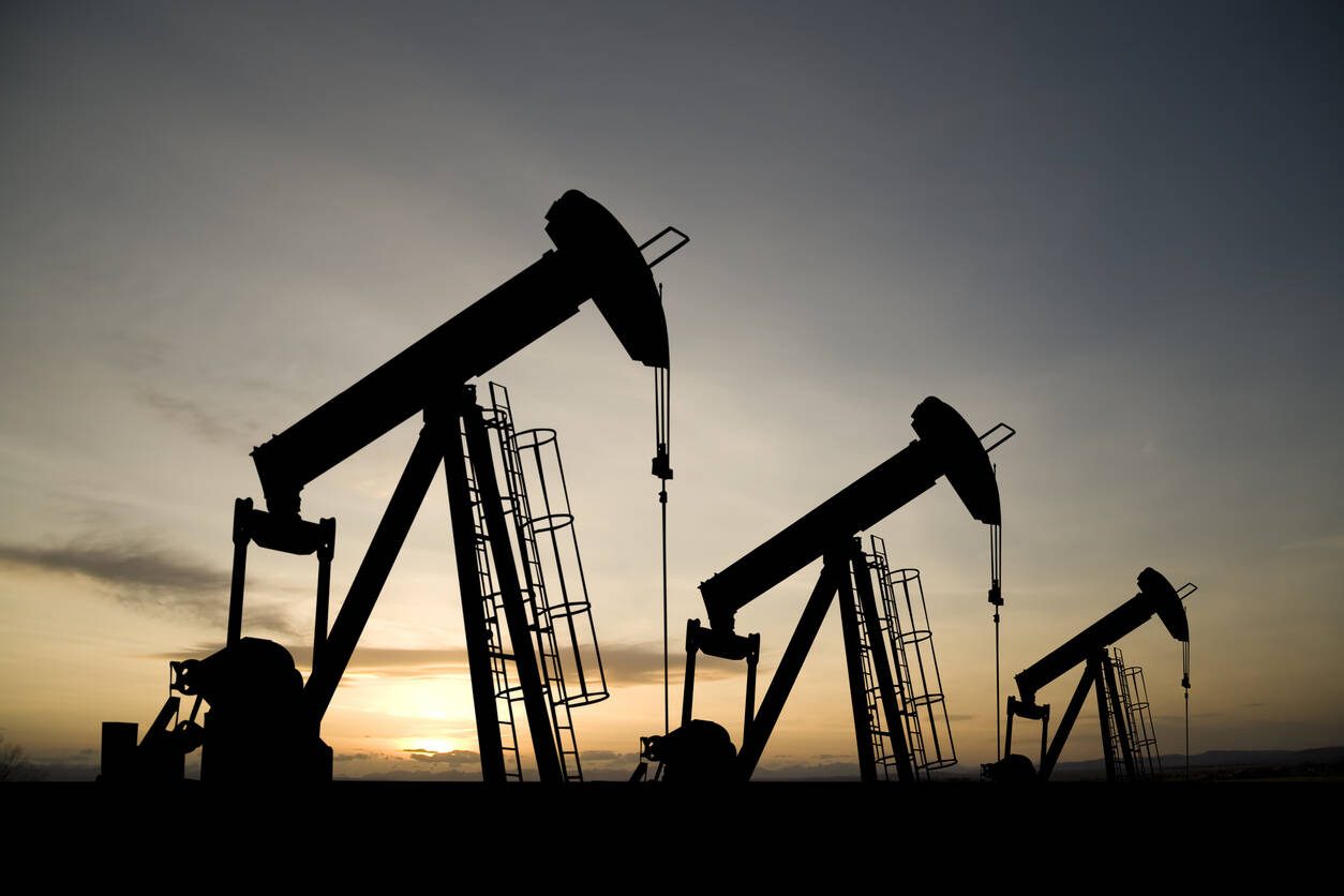 Oil climbs to one-month high as US, Iran step up attacks in Strait of Hormuz