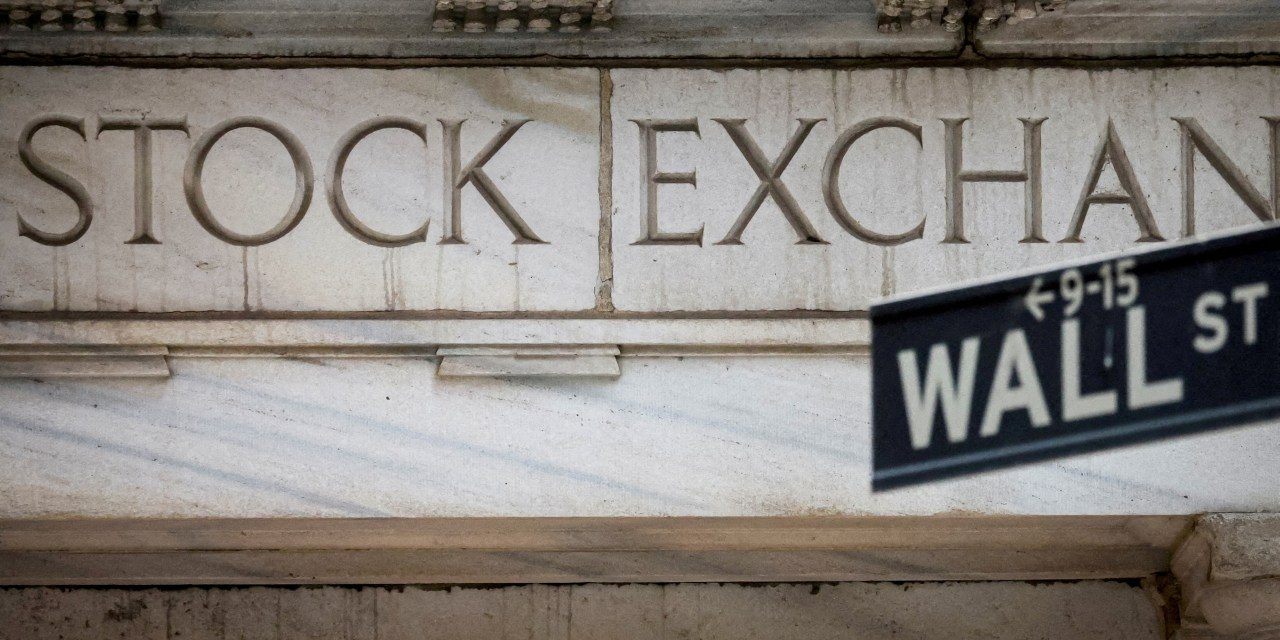 U.S. Chip Stocks Extend Slide; Netflix Tumbles on Growth Warning
