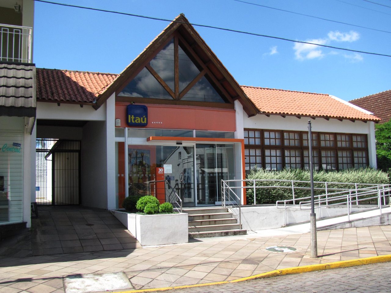 Itaú Sells Colombia and Panama Retail Banks to Banco de Bogotá for US$490 Million