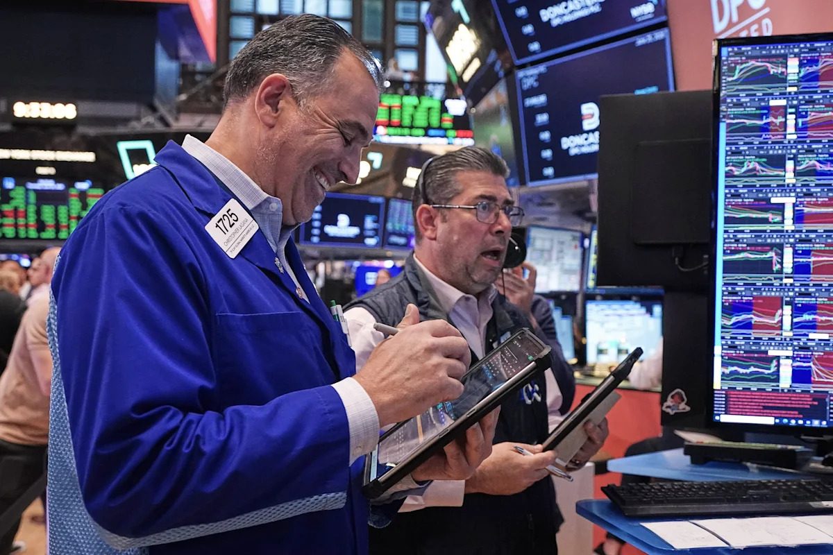 US stocks rise within 0.5% of their record, even as oil prices keep climbing