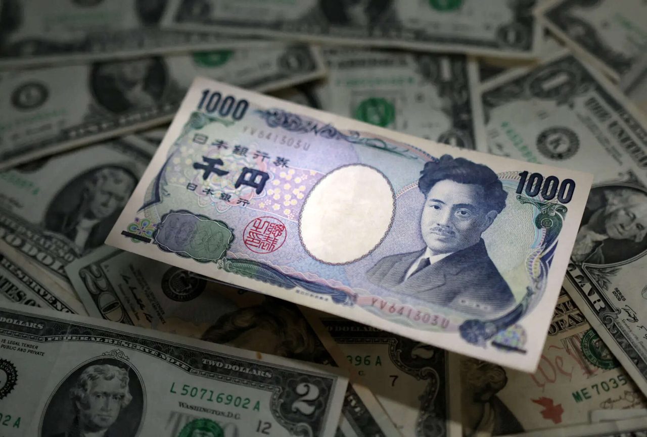Yen clings to intervention gains as traders stay alert to more