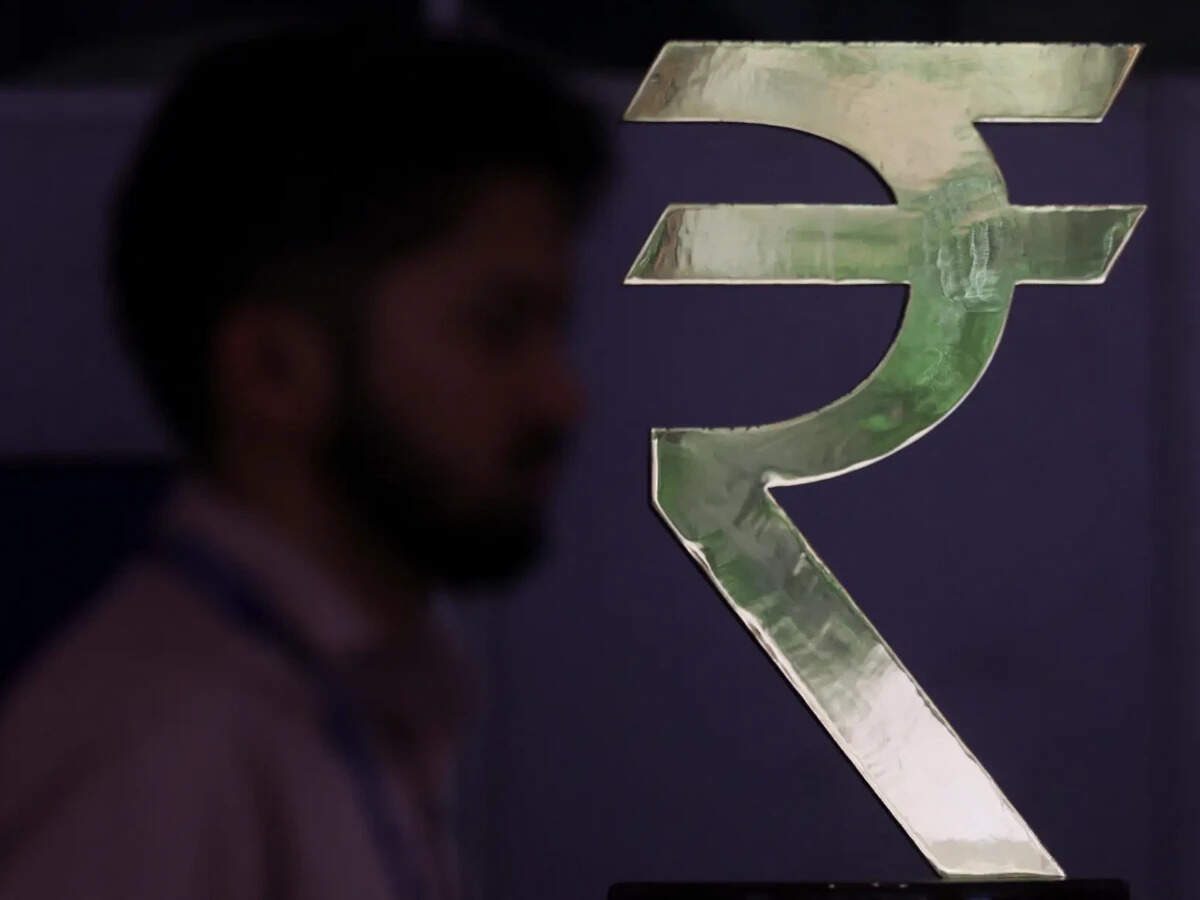 Rupee retreats to near two-week low, closes at 95.43 vs USD as US-Iran standoff pushes oil higher