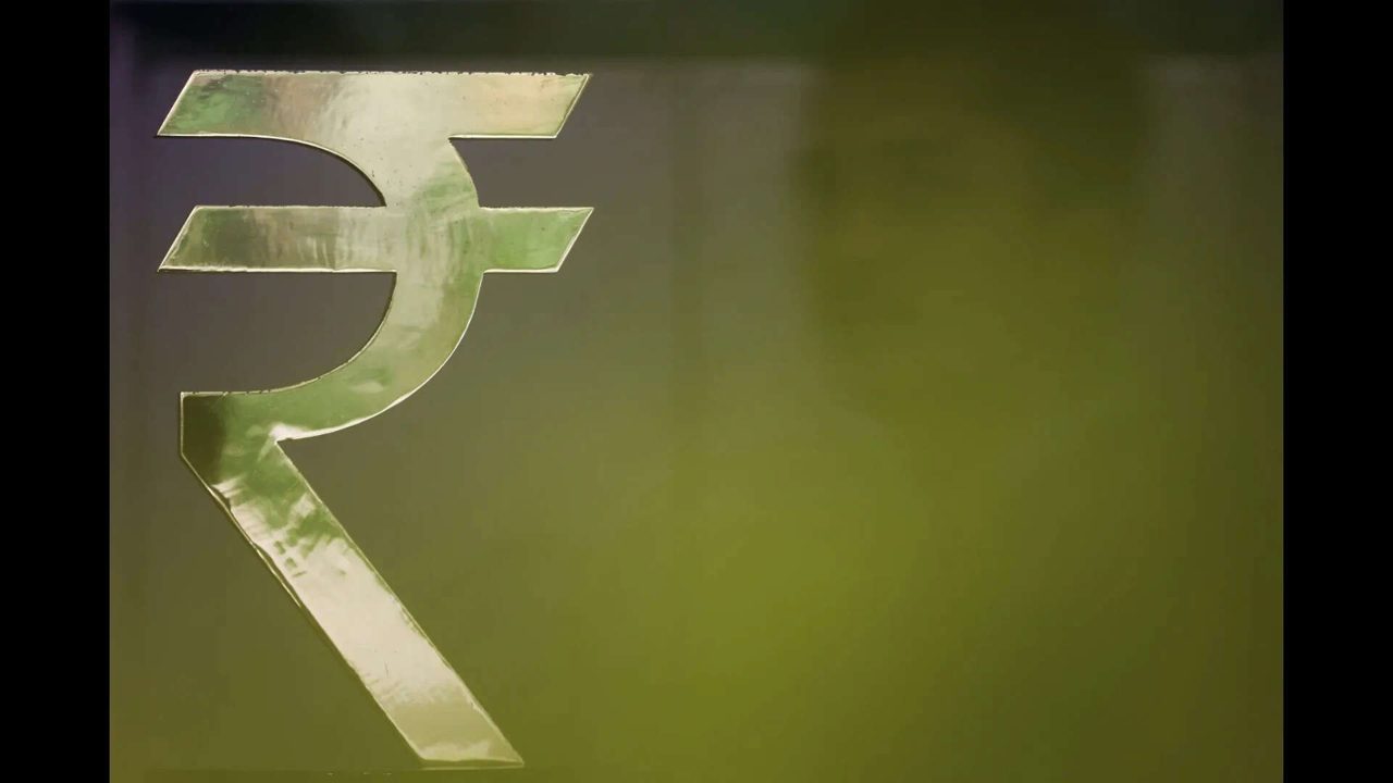 Rupee drops to 95.62 as Gulf oil spike fuels RBI rate hike bets