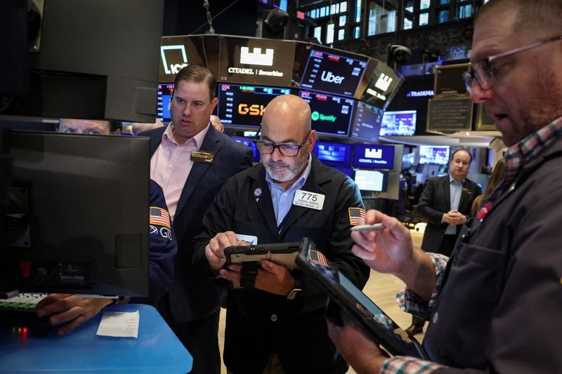 Global equity funds attract ninth weekly inflow amid upbeat earnings expectations