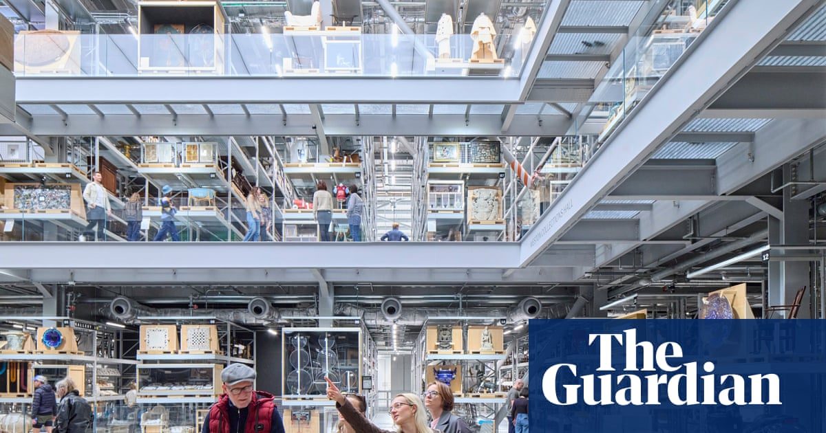 Staff at V&A site in London vote to strike over toilet and water breaks