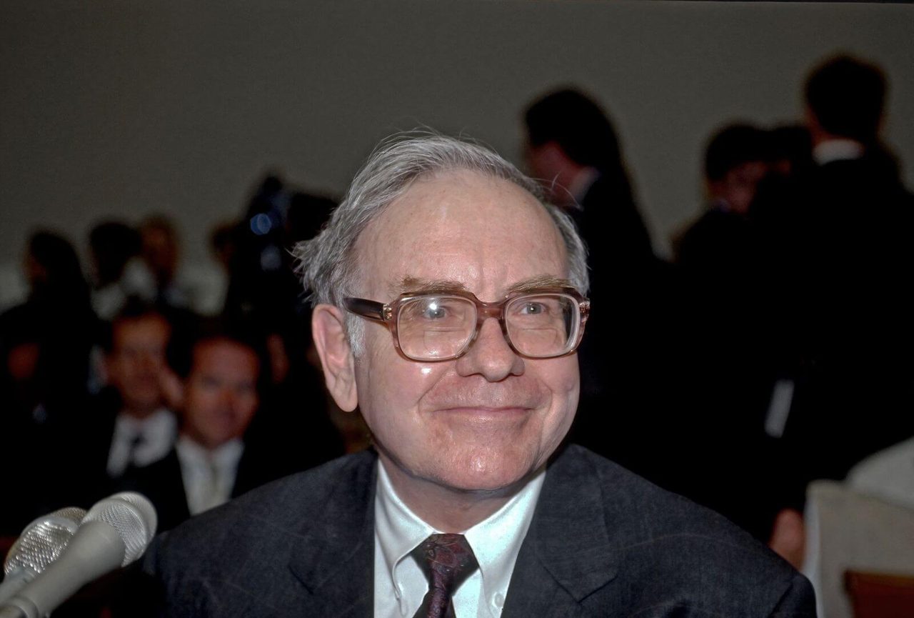 Warren Buffett Might Prefer Apple Over Alphabet Stock, But Wall Street Disagrees