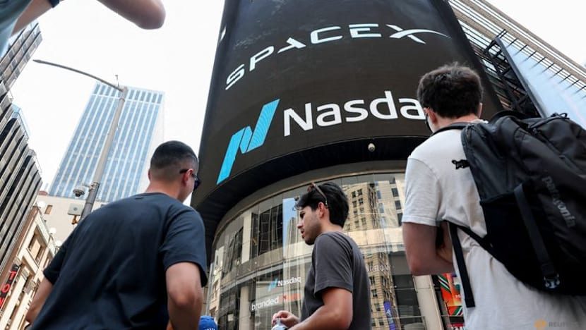 SpaceX's mobile ambitions jolt US telecom market, analysts debate threat