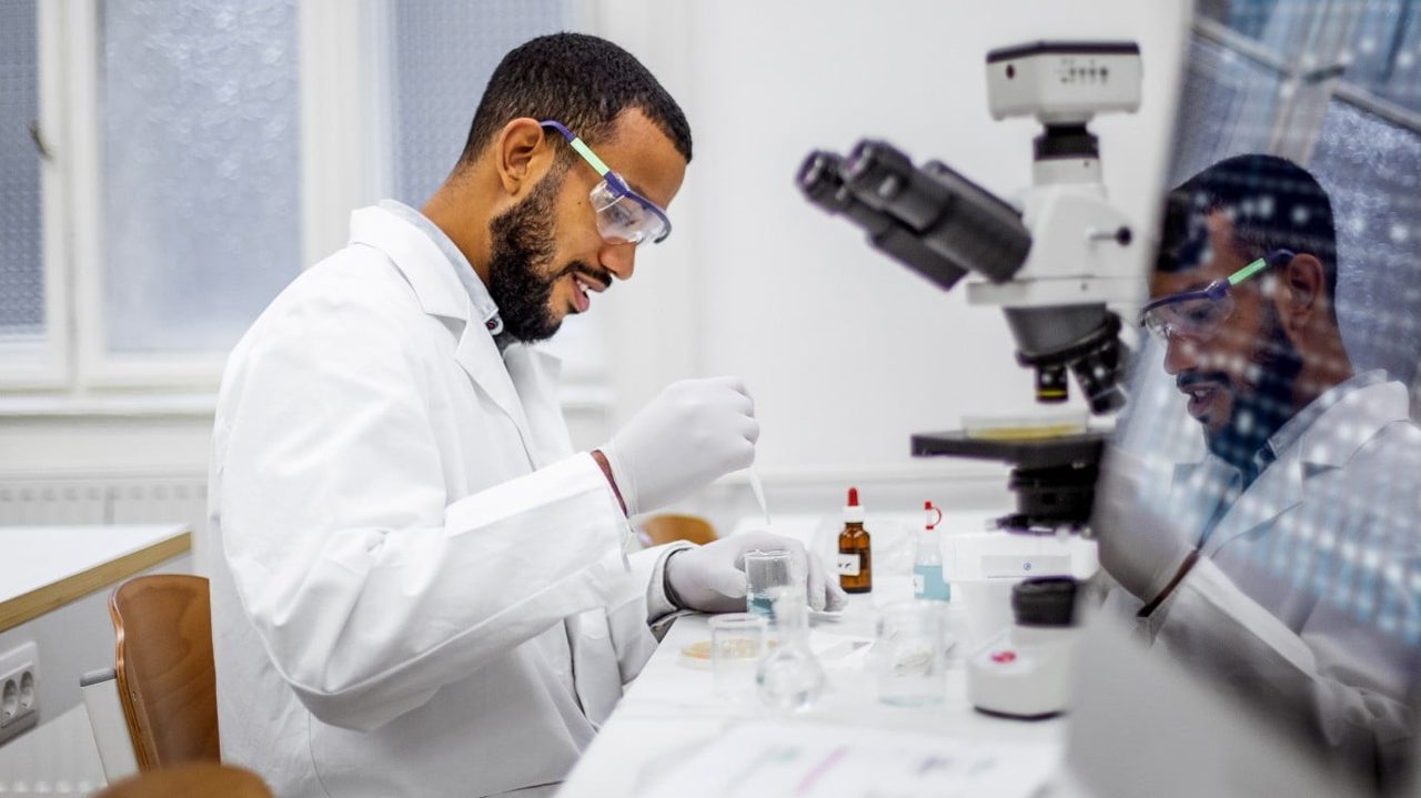 Moderna Rallies 11%, BioNTech Ticks Up: Is the mRNA Trade Down to One Name?