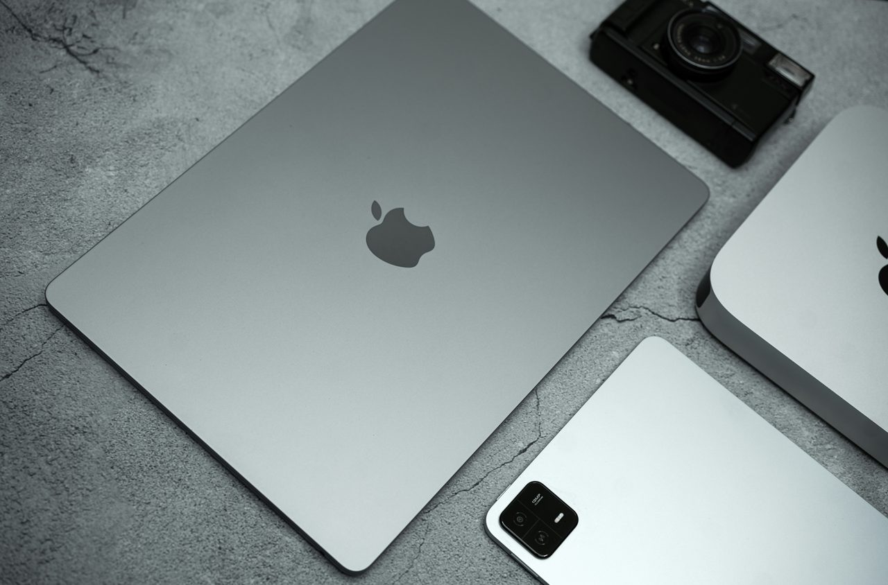 Jim Cramer vs. The AI Bears: Why Apple’s Consumer Ecosystem Remains Unbreakable