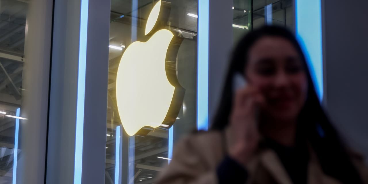 Apple Stock Closes at a New High. Earnings Could Change Everything.