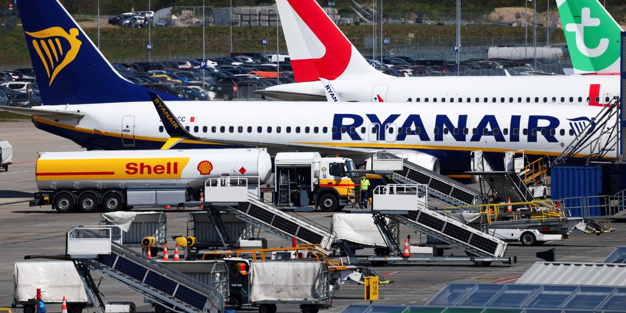 Ryanair Shares Fall After Profit Drops on Lower Fares, Fuel-Cost Headwinds