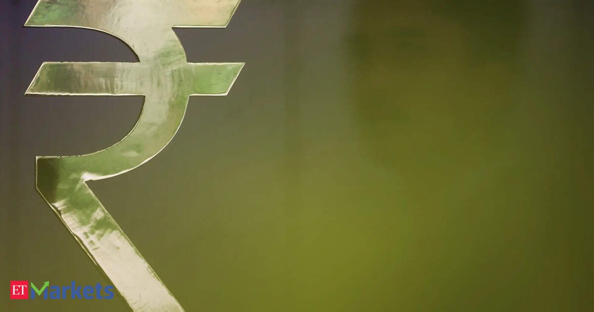 Rupee hits three-week low, traders wary about fall to 96/USD as RBI stands guard