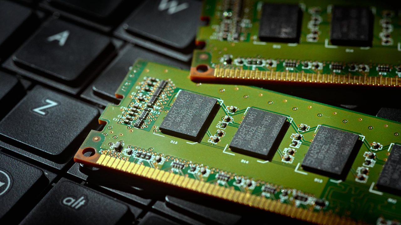 Memory Stocks Slide on Report Apple May Source Chinese Chips: SanDisk Down 9%, Micron and Western Digital Down 7%