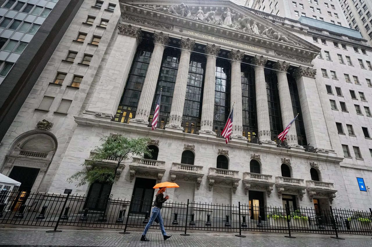 US lenders report resilient consumer credit, easing bank stock fears