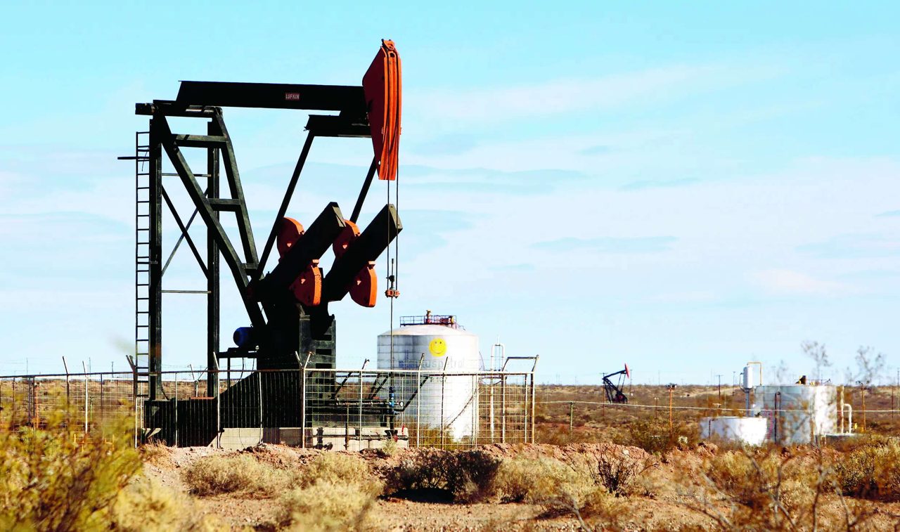 Crude price drop doubles margins for India's state-owned fuel marketers