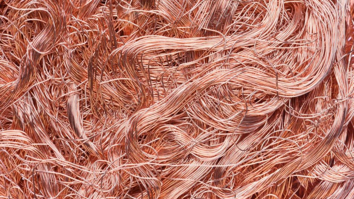 Metals selloff splits market as copper holds, aluminum slumps