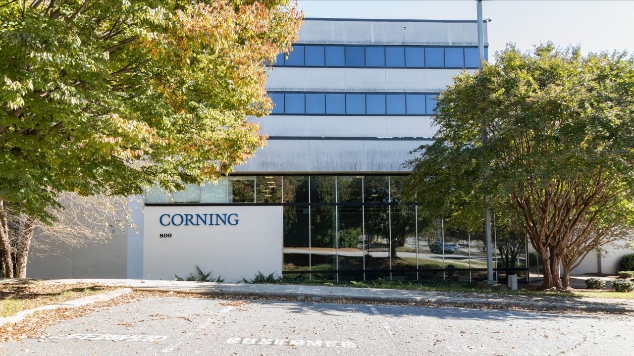 Corning Dropped 25% Over a Month: A Major U.S. Bank Expects 66% Gains Over The Near Term