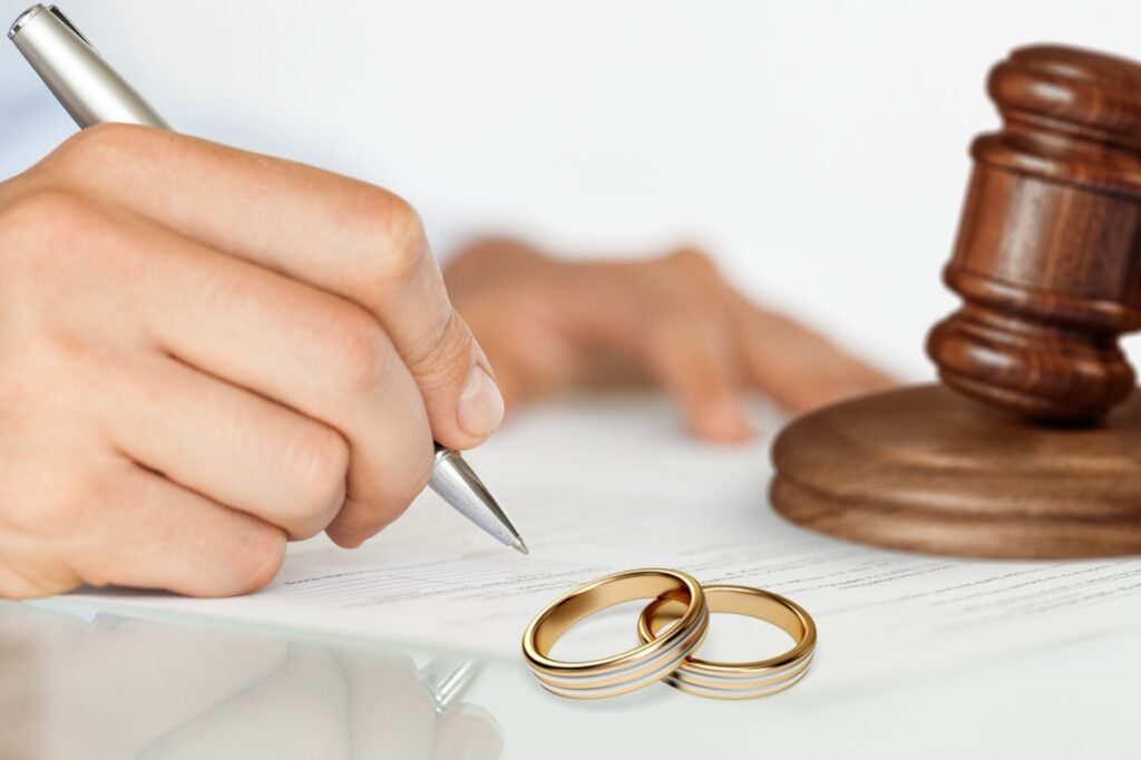 55-Year-Old Woman Gets $920,000 In Divorce Settlement — Her Kids Say They Should Approve Every Major Financial Move