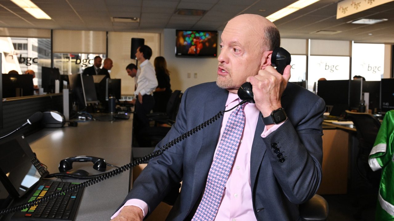 Jim Cramer says Wall Street is 'fleeing' the AI trade to buy these stocks instead. Do you own any?