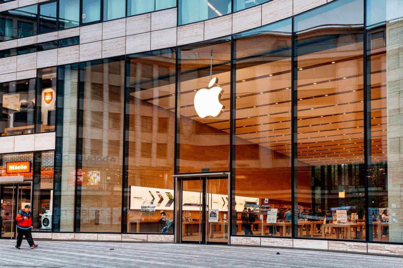 Apple Just Leaked Its AI Future. Investors Have More Reasons to Worry.