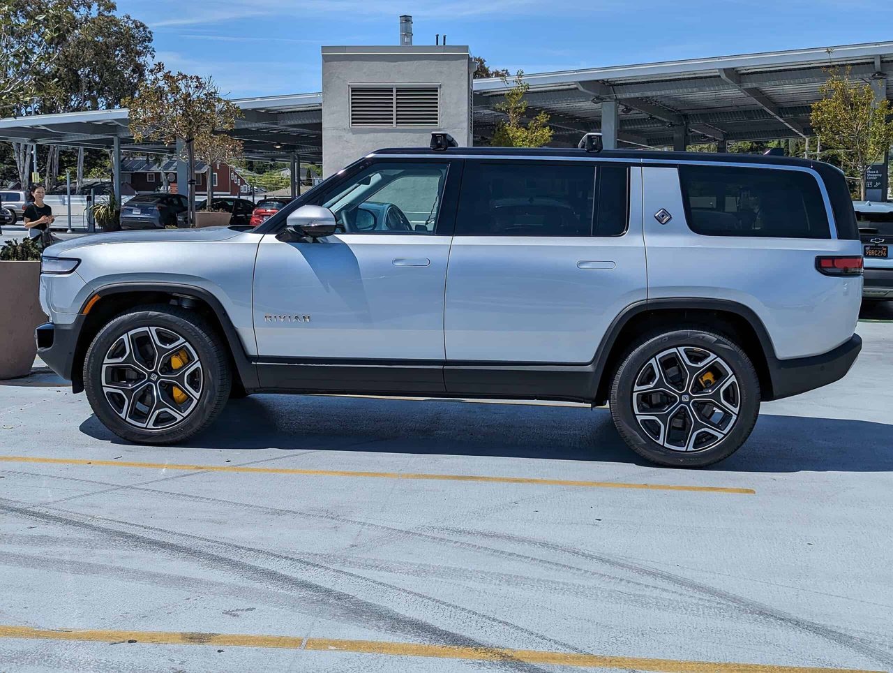 Rivian vs. Stellantis: This Wall Street Bank Just Told You Which EV Stock to Own and Which to Dump
