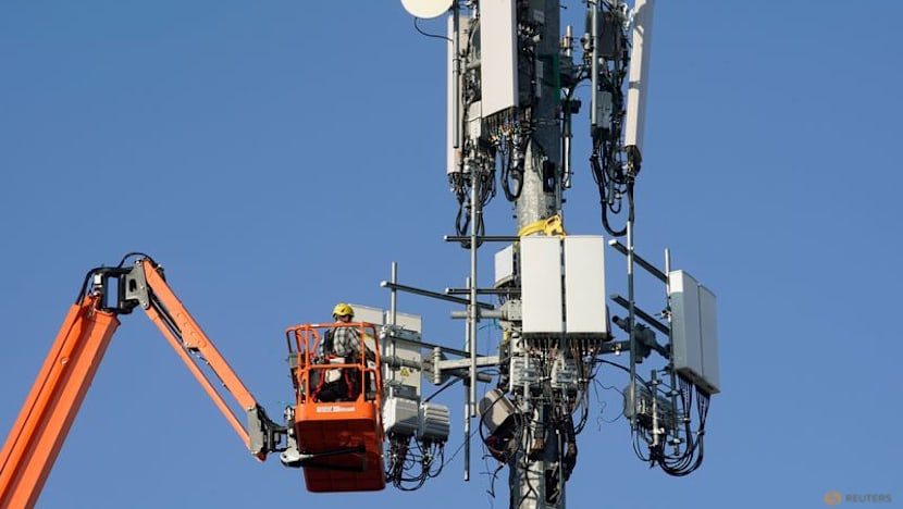 Verizon lifts annual forecasts, signs $1 billion fiber deal with Google