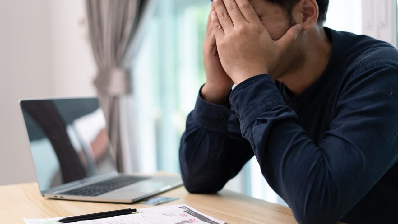 A 26-year-old owes $45K in debt but insists on keeping an $800 monthly entertainment budget — Reddit didn't hold back