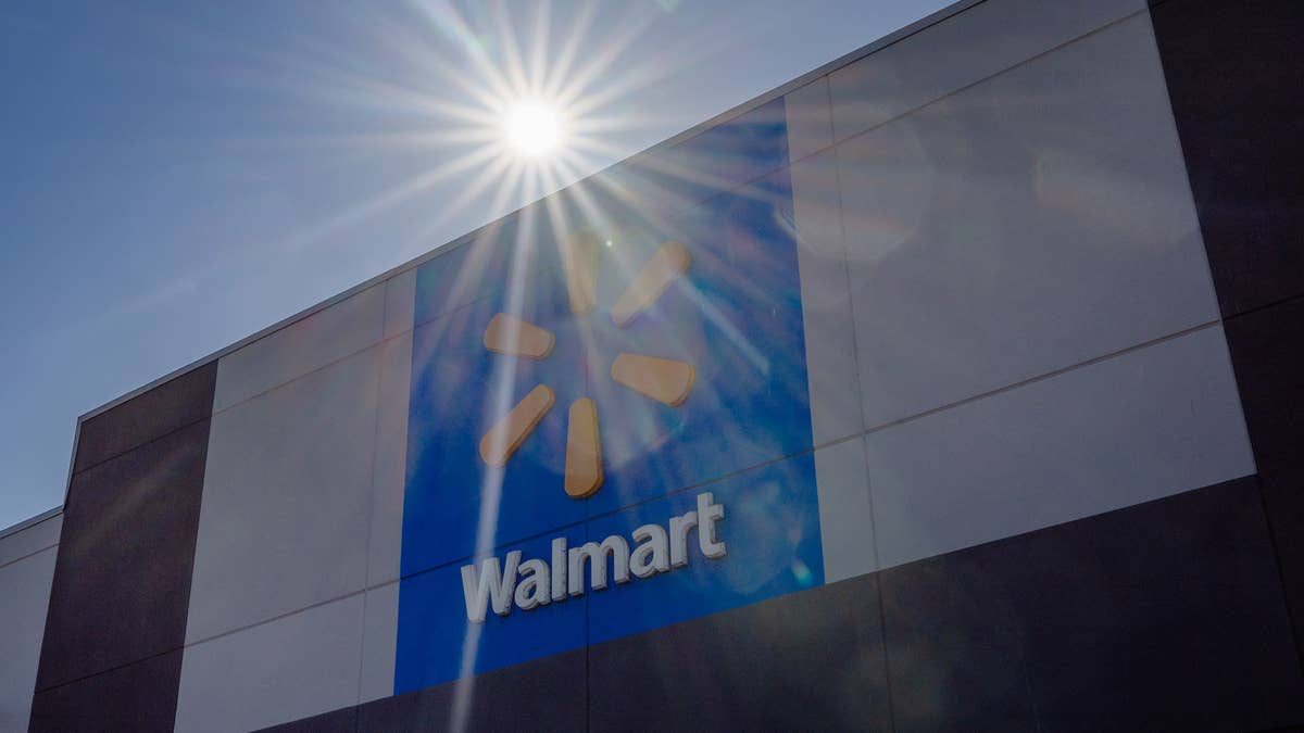 Walmart’s bestselling $440 outdoor gas grill with a side burner is now $290