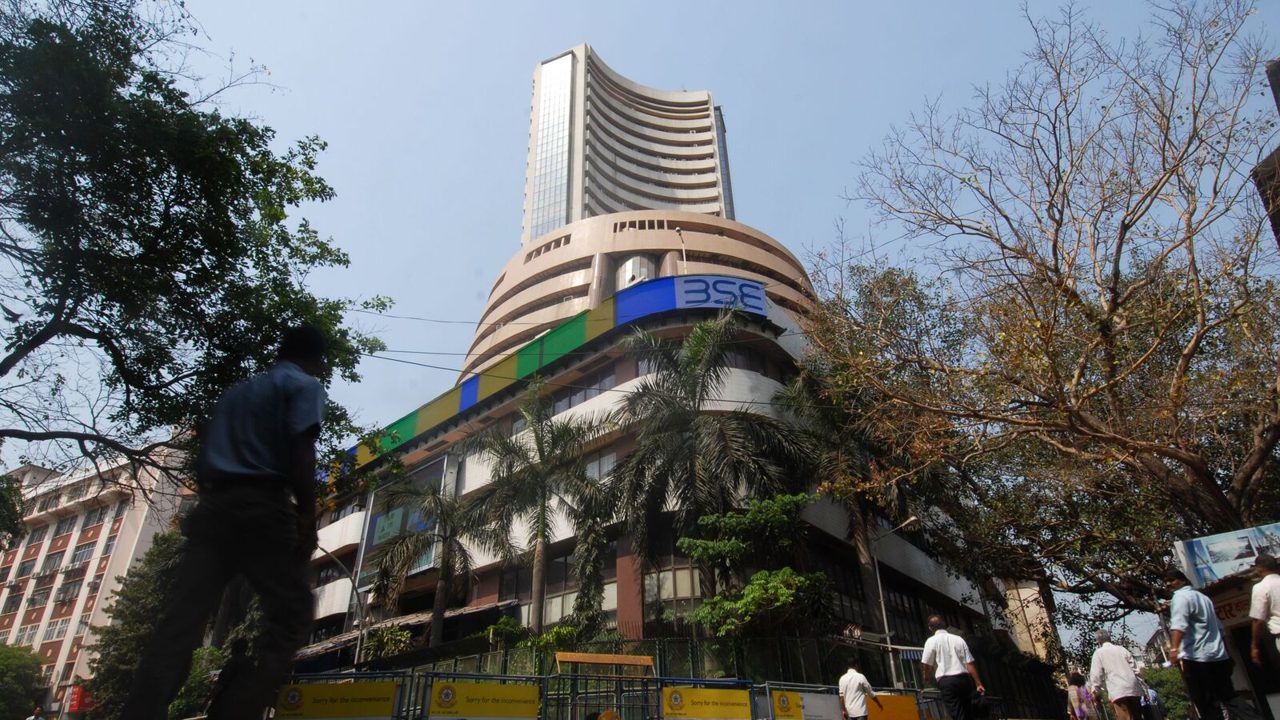 India equities dip as Brent tops $90, private bank earnings disappoint