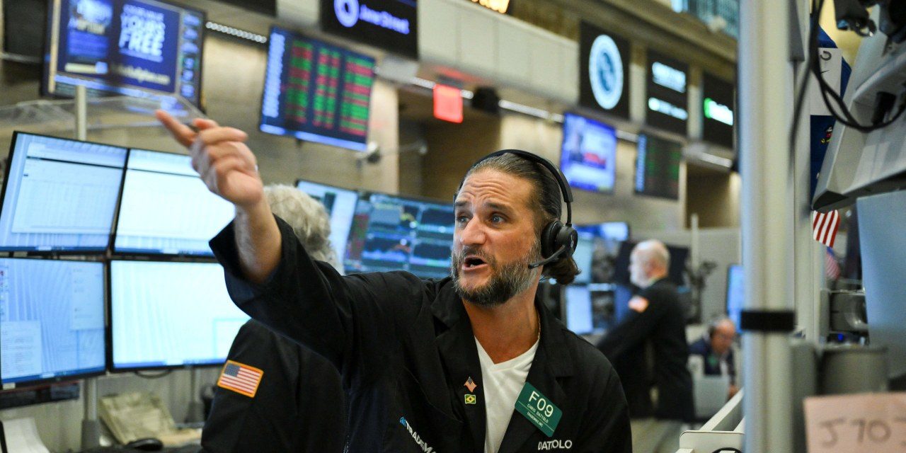 Oil Extends Fall on Hopes of Hormuz Reopening, But Chip Selloff Deepens