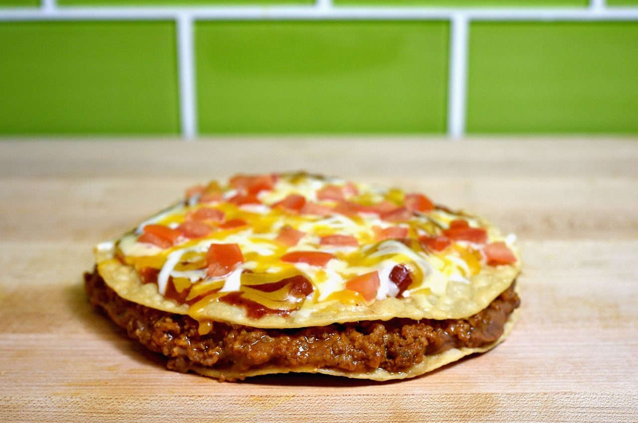 Taco Bell's quick action on removing lettuce, $1 Mexican Pizza special work to win over diners, investors