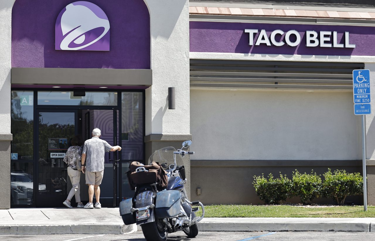 The cyclosporiasis outbreak linked to Taco Bell is hitting some restaurant stocks, but don't expect a long-term impact