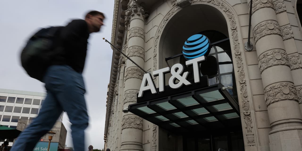 AT&T Stock Gets Upgraded Because SpaceX Worries Are Simply Overblown
