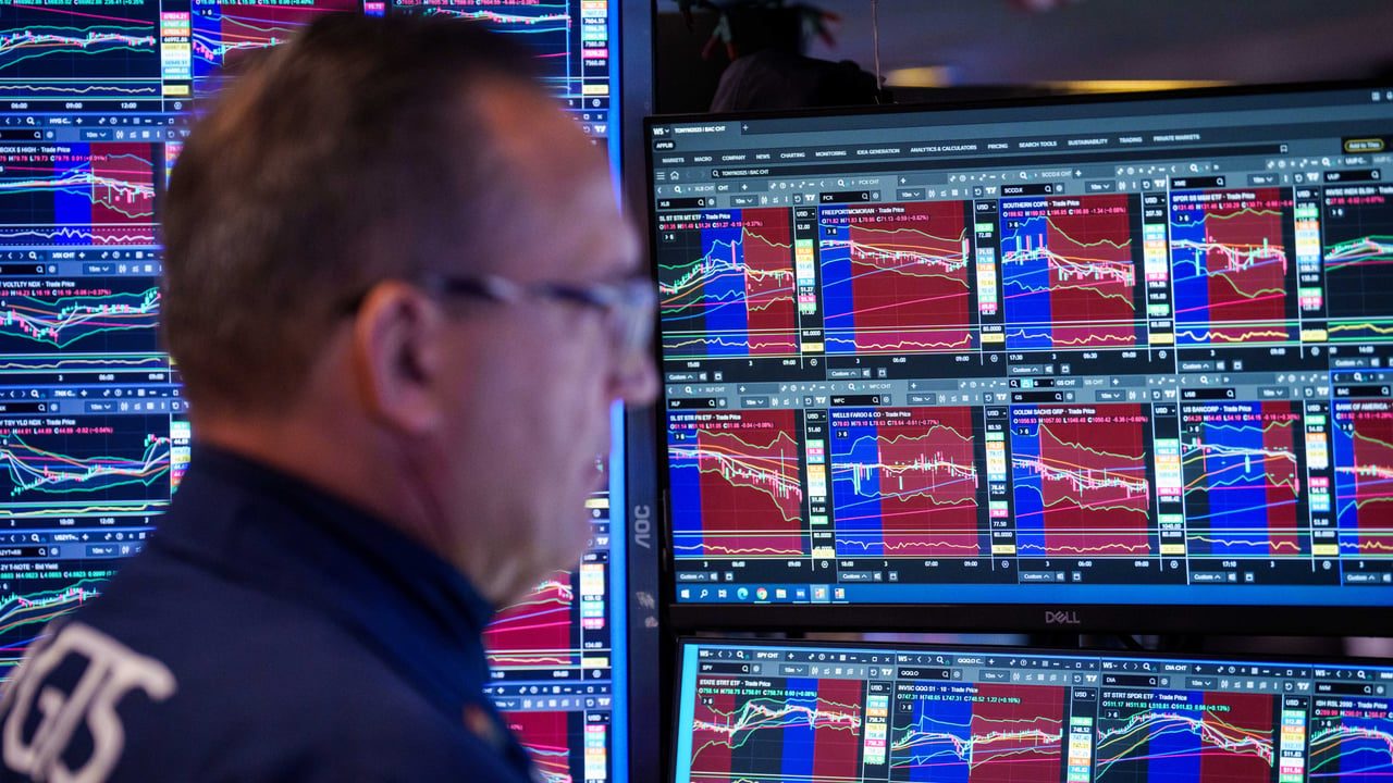 Dow falls 458 points as oil prices hit $100 a barrel