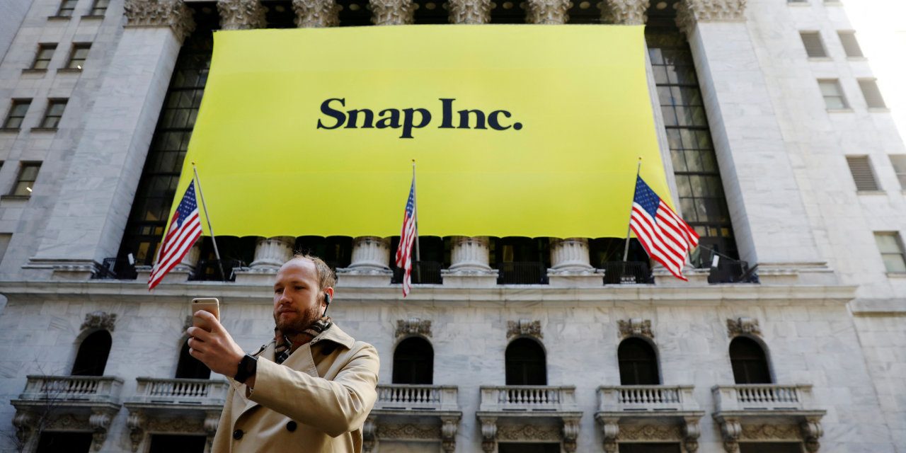 Snap Loss Narrows on Higher Revenue After Cost Cuts