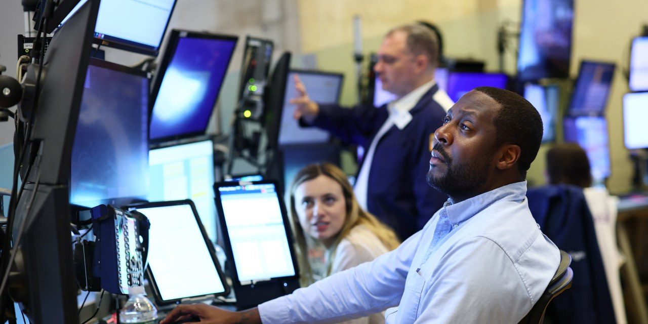 U.S. Stocks Mixed With Nasdaq Slipping on Weakness in Tech Sector